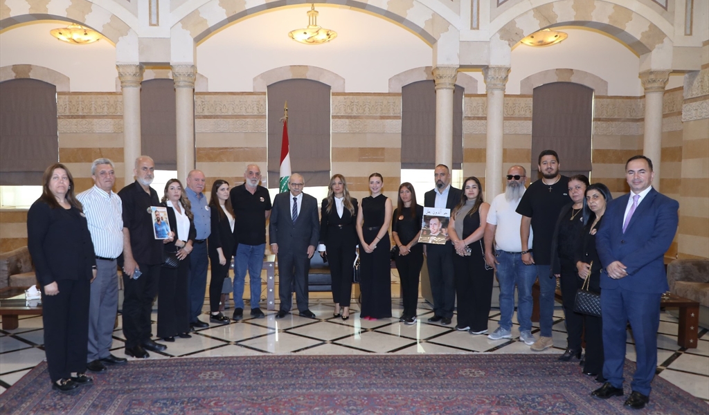 الرئيس سلام يتوسط أهالي شهداء المرفأ (محمود يوسف)