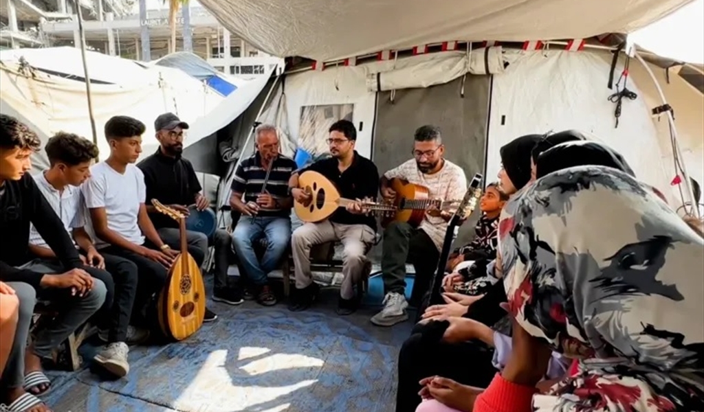 غزة.. عزف على أوتار المقاومة وسط دمار الحرب والحصار