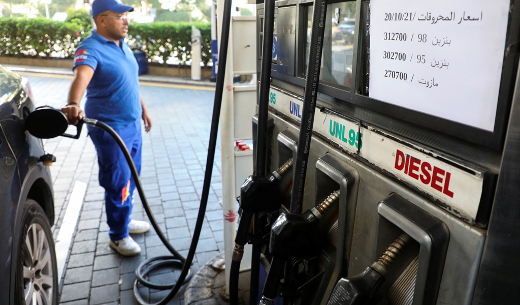 «ضريبة على الوجع»: الحكومة ترفع الرسوم على المحروقات والمواطن يدفع الثمن... ووزير الطاقة يبحث عن الحلّ داخل دائرة مغلقة!