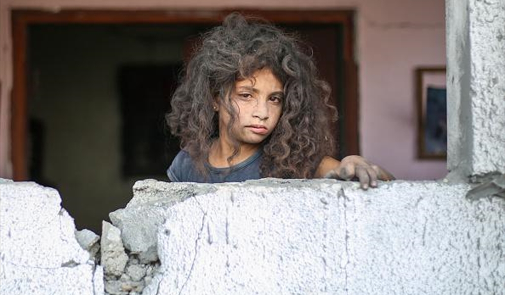 فتاة فلسطينية تخرج من بين ركام منزلها بعد استهدافه في غزة