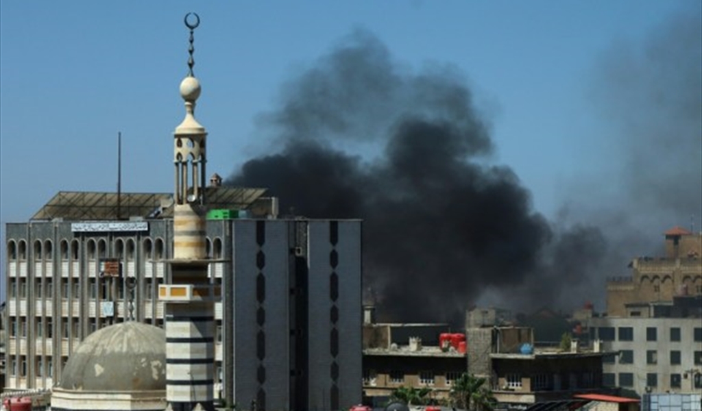 تصاعد الدخان جراء غارة شنتها الطائرات الإسرائيلية صباحاً على السويداء