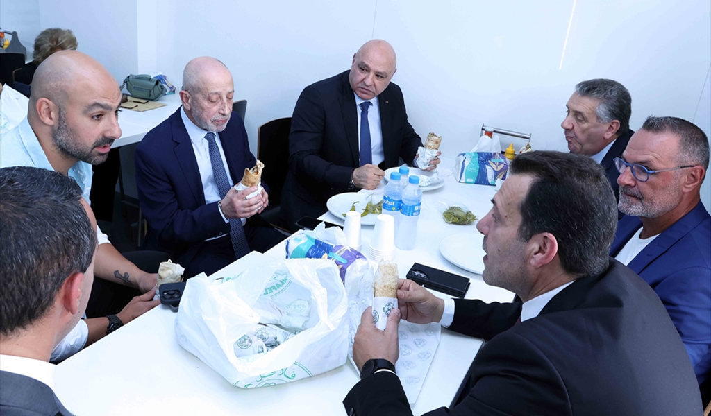 الرئيس عون في مطعم «جوزف» في سن الفيل يتناول «ترويقة فلافل» مع نجله خليل وشقيقه رفيق وصهره العميد أندريه رحال (محمود يوسف)