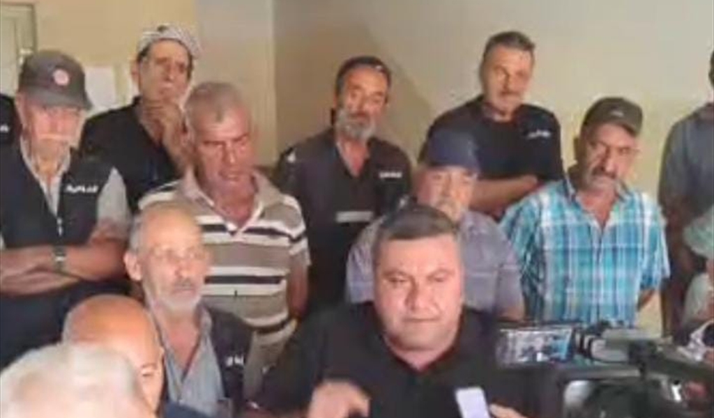 اعتصام لعمال بلدية الميناء امام القصر البلدي