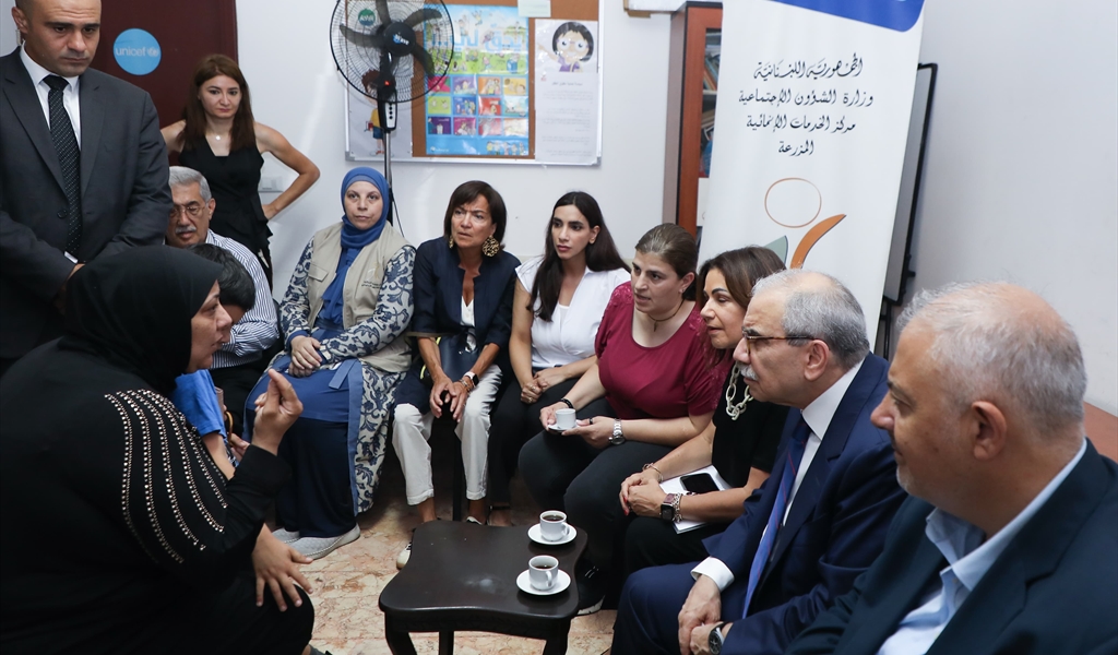 الرئيس سلام يستمع إلى شكوى سيدة من طريق الجديدة وإلى جانبه الوزيرة السيد والمحافظ مروان عبود (محمود يوسف)