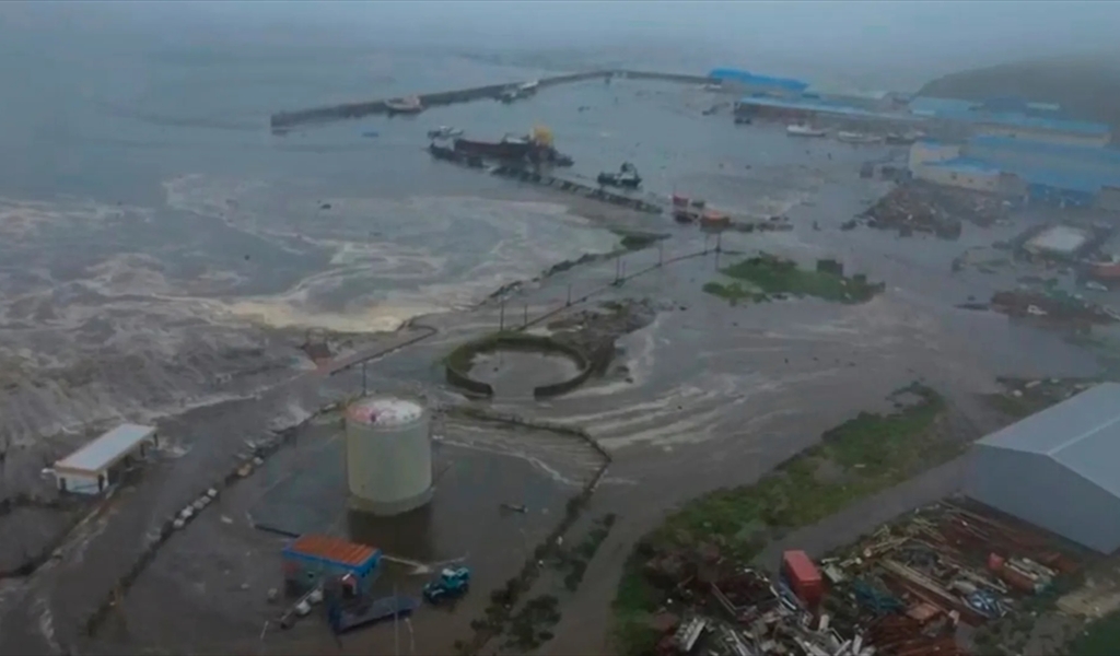 تسونامي روسيا يشغل العالم وإجراءات احترازية في واشنطن واليابان