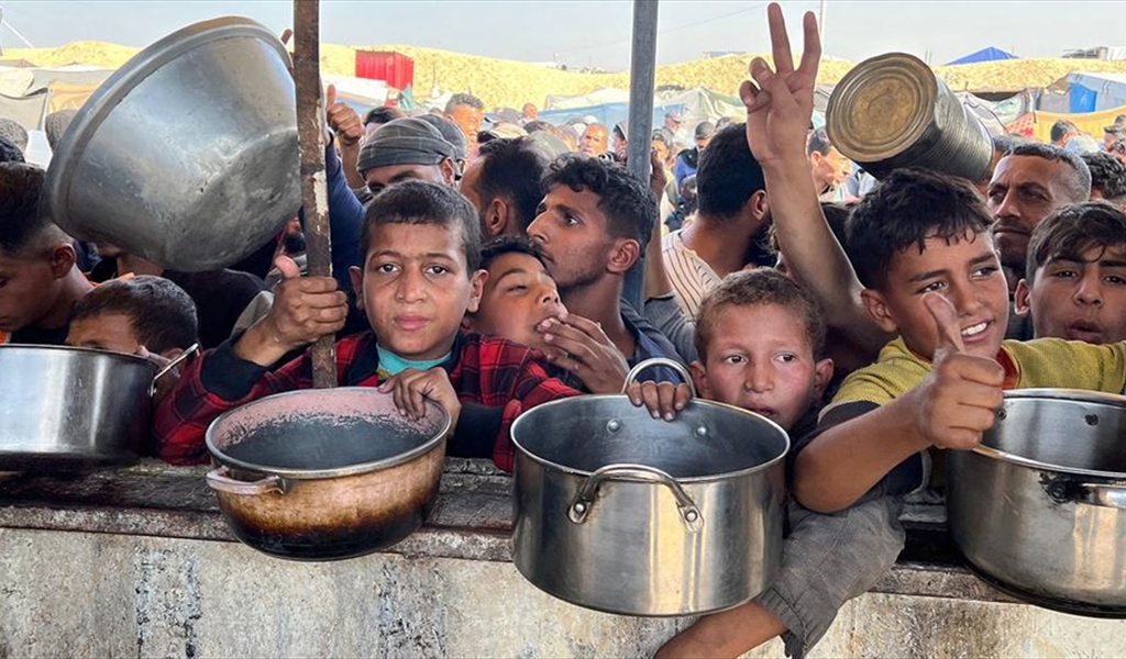 أطفال ينتظرون الطعام في غزة
