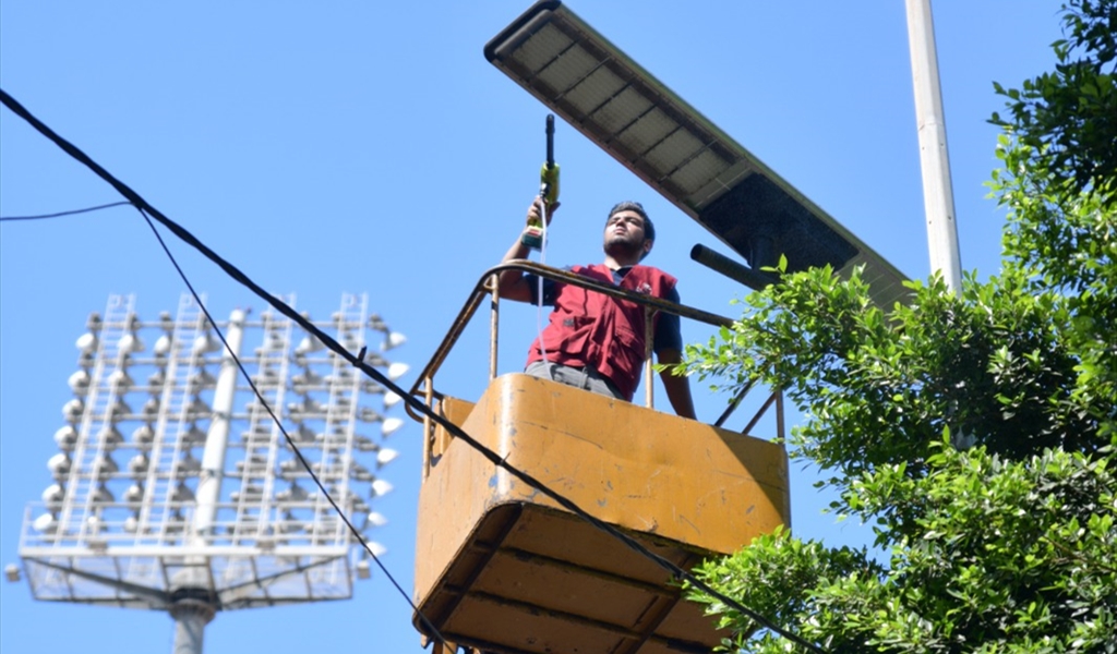 خلال عملية صيانة الالواح الشمسية