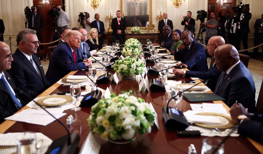 "أين تعلمتها؟".. ترامب يسأل رئيس ليبيريا عن "لغته الرسمية"