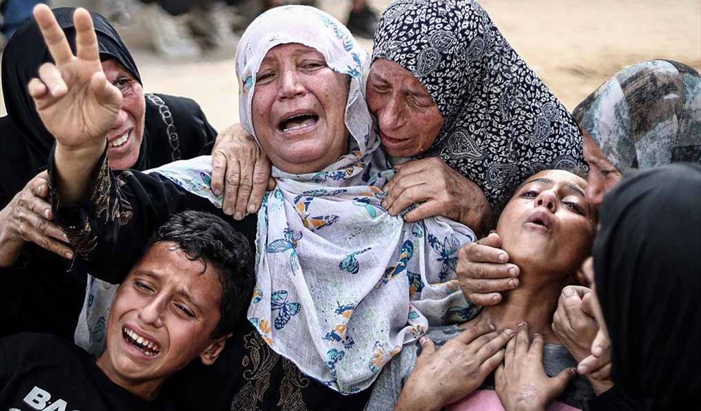 عائلة فلسطينية مفجوعة باستشهاد أفراد منها بعد غارة إسرائيلية على خان يونس في غزة