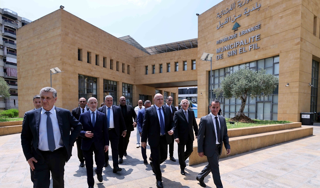 الرئيس عون خلال الجولة في مبنى بلدية سن الفيل
