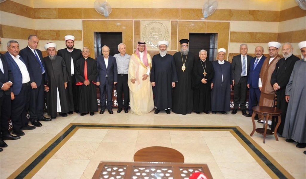 السفير بخاري متوسطاً المشاركين في اللقاء في منزل المفتي زكريا