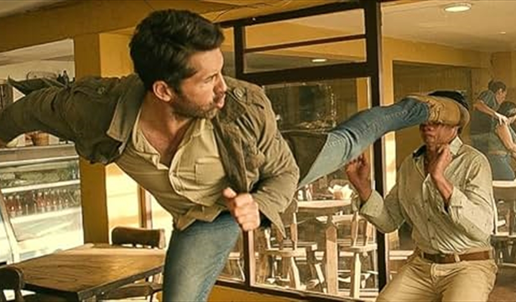 سكوت أدكنز في شخصية كريس