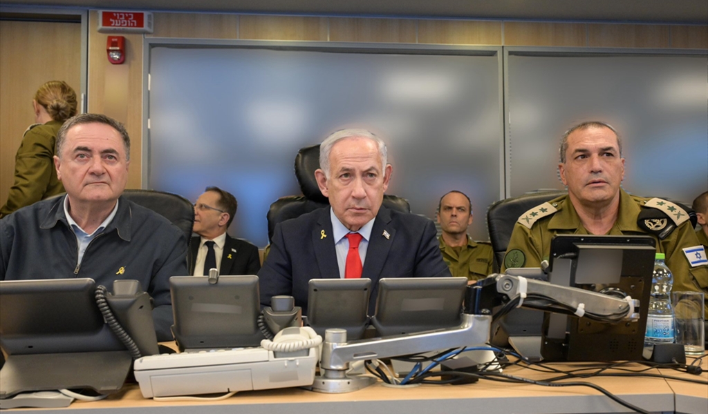 من إعلام العدو: الدمية والقزم والمهووس: الثلاثي الذي يقود إسرائيل إلى الهاوية