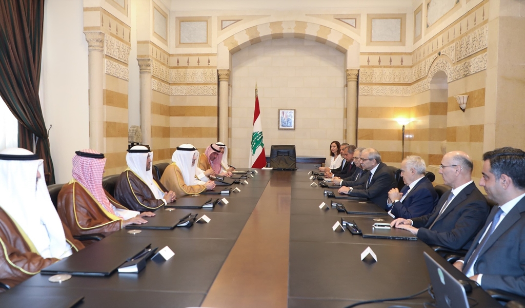 الرئيس سلام والضيف الكويتي على طاولة المحادثات في السراي (محمود يوسف)