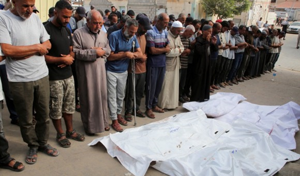 فلسطينيون يقيمون الصلاة على شهداء سقطوا في غزة