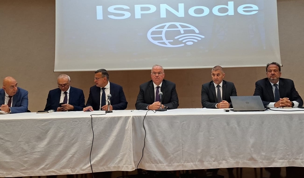 وزير الاتصالات خلال الاجتماع مع ممثلي شركات مزوّدي خدمات الإنترنت