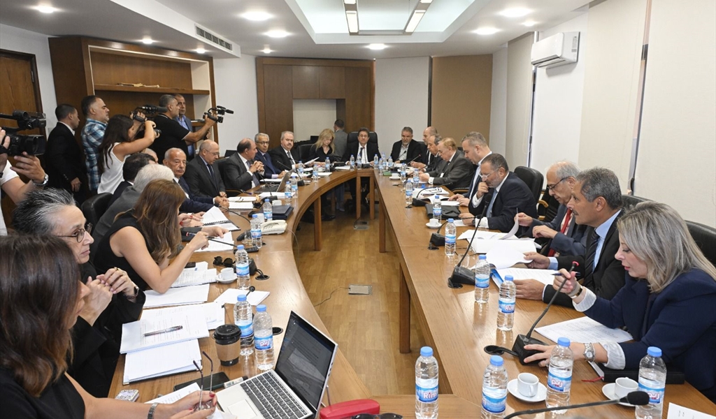 النائب كنعان مترئساً اجتماع لجنة المال