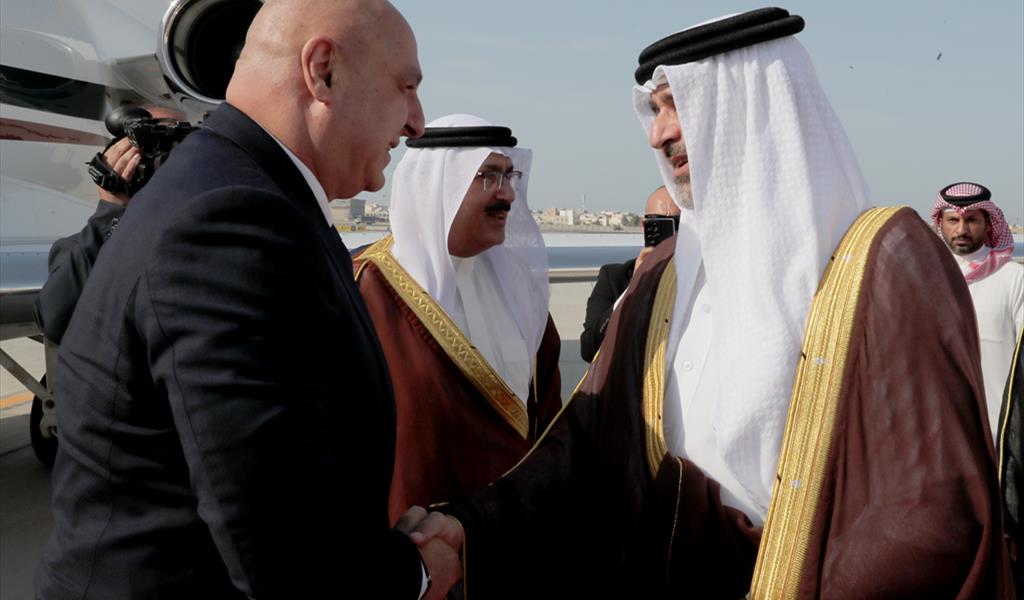 الرئيس عون مصافحاً الشيخ عبدالله بن حمد آل خليفة الممثل الشخصي للملك في مطار البحرين