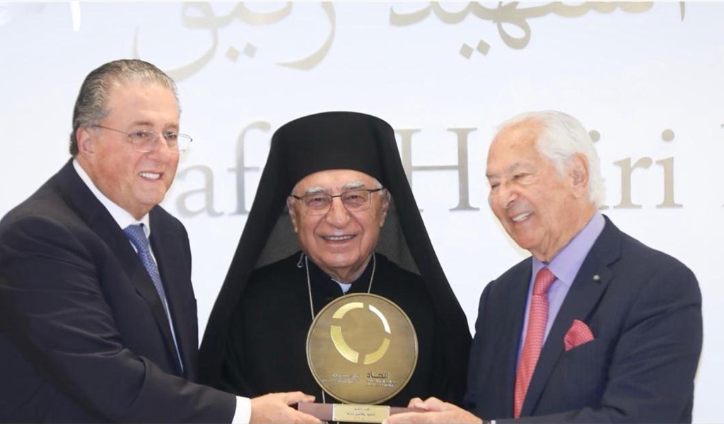 شقير يسلم رفلة دبانة الدرع التكريمي