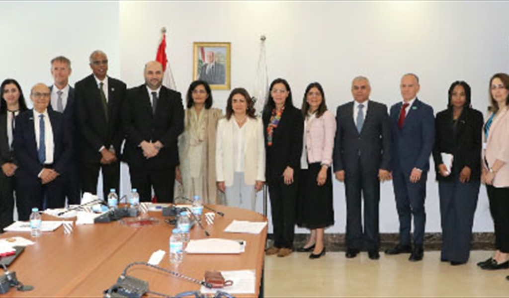 مشاركون في الاجتماع