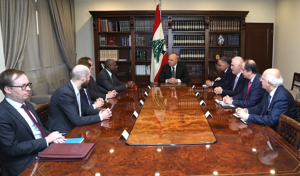 الرئيس عون خلال لقائه الوفد البريطاني
