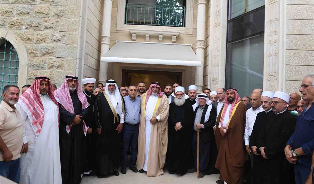 الشيخ أبوالمنى مستقبلاً وفد العشائر العربية برئاسة الشيخ كامل الضاهر