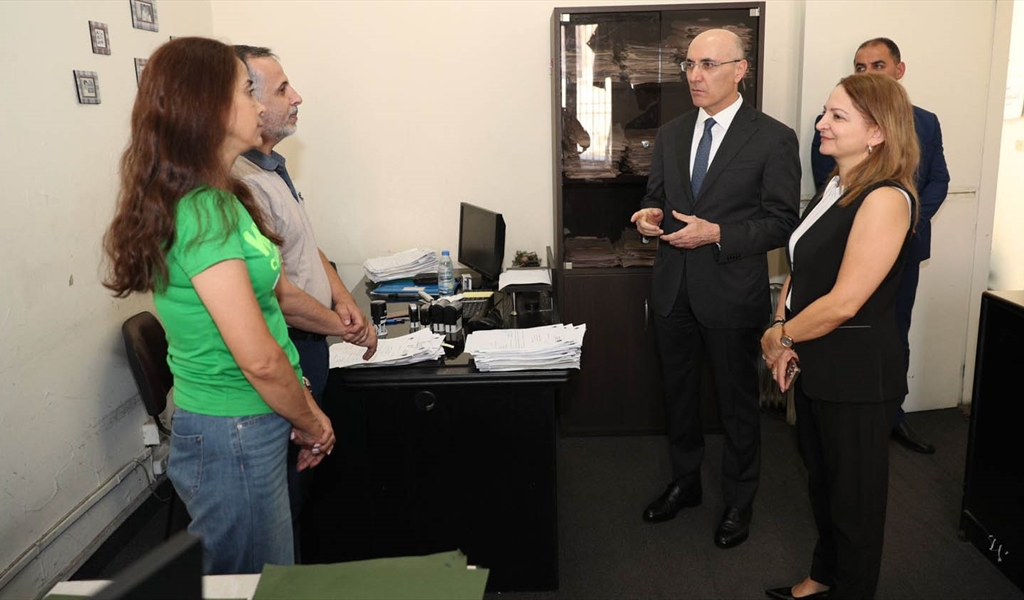 الوزير الحجار خلال تفقده المديرية العامة للأحوال الشخصية