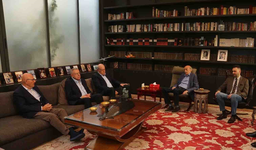 الرؤساء السابقون ميقاتي، السنيورة، سلام لدى اجتماعهم بجنبلاط في كليمنصو