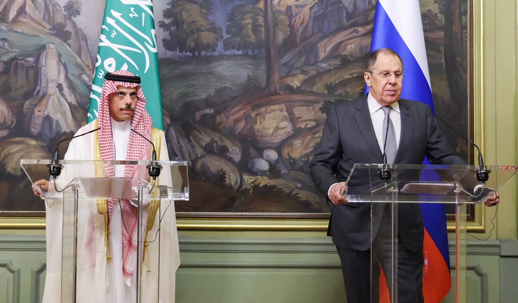 بن فرحان ولافروف خلال المؤتمر الصحفي في موسكو