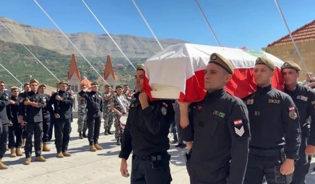 نعش طوق محمولاً على الاكتاف