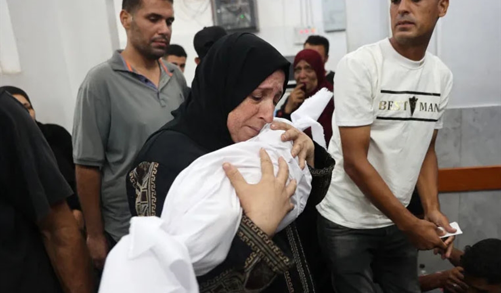 جدة تودع حفيدتها الشهيدة  بغارة إسرائيلية على غزة