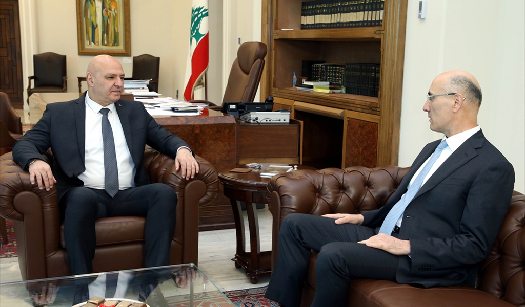 الرئيس عون مجتمعاً مع الوزير الحجار