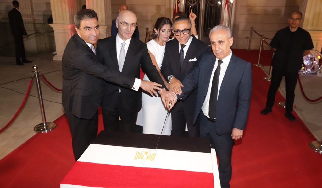 ممثلو الرؤساء الثلاثة والسفير المصري وعقيلته يقطعون قالب الحلوى (محمود يوسف)