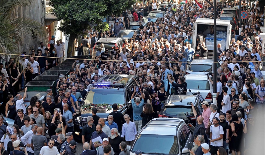 جثمان الراحل زياد الرحباني بين الحشود التي انتظرته في الحمرا (طلال سلمان)