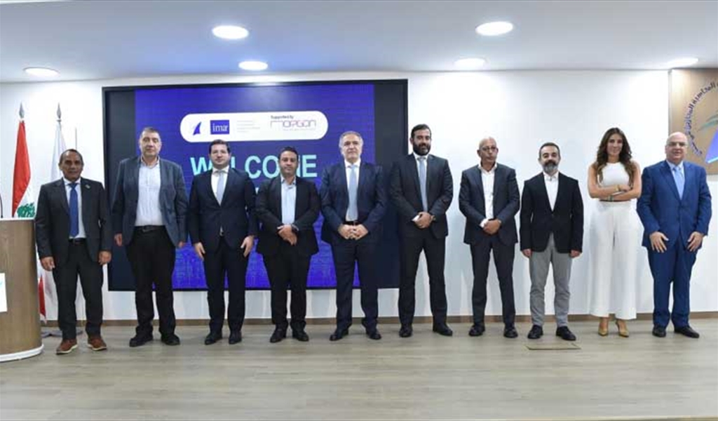 مشاركون في الجلسة