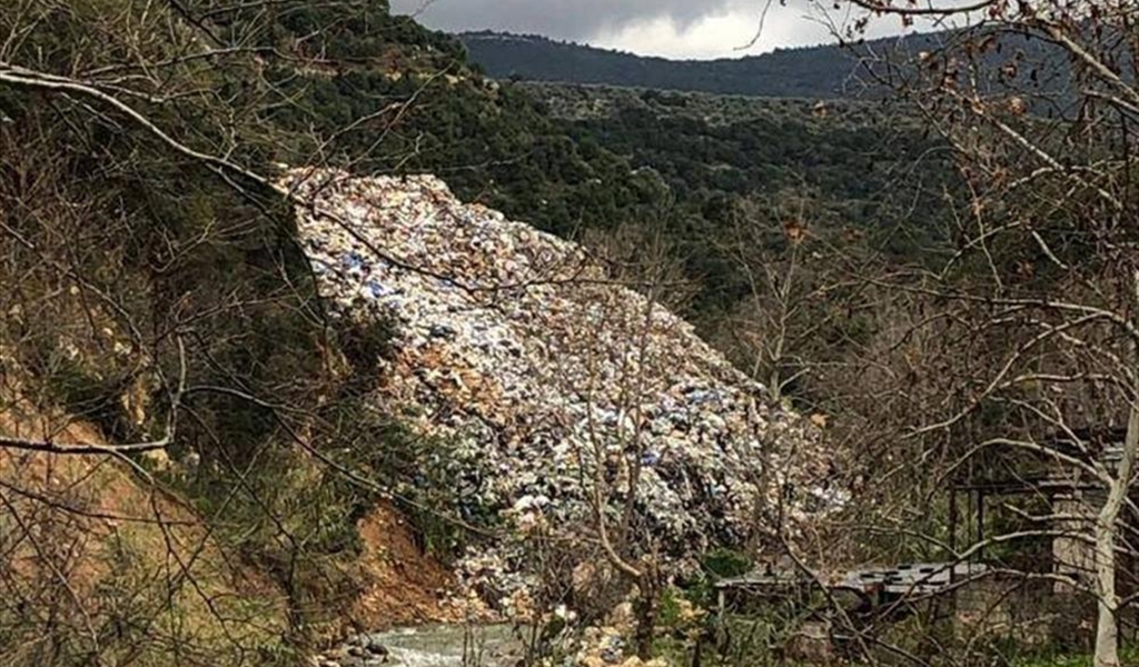 مكب "بشنين"... رئيس بلدية مقرّب من "المرده" يدعي ضدّ مجهول ومطالبات بالكشف على "داتا" الاتصالات