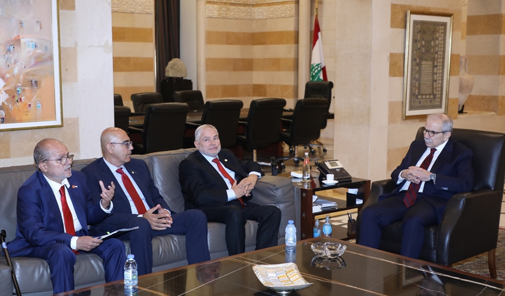 الرئيس سلام مستقبلاً وفد الصليب الأحمر