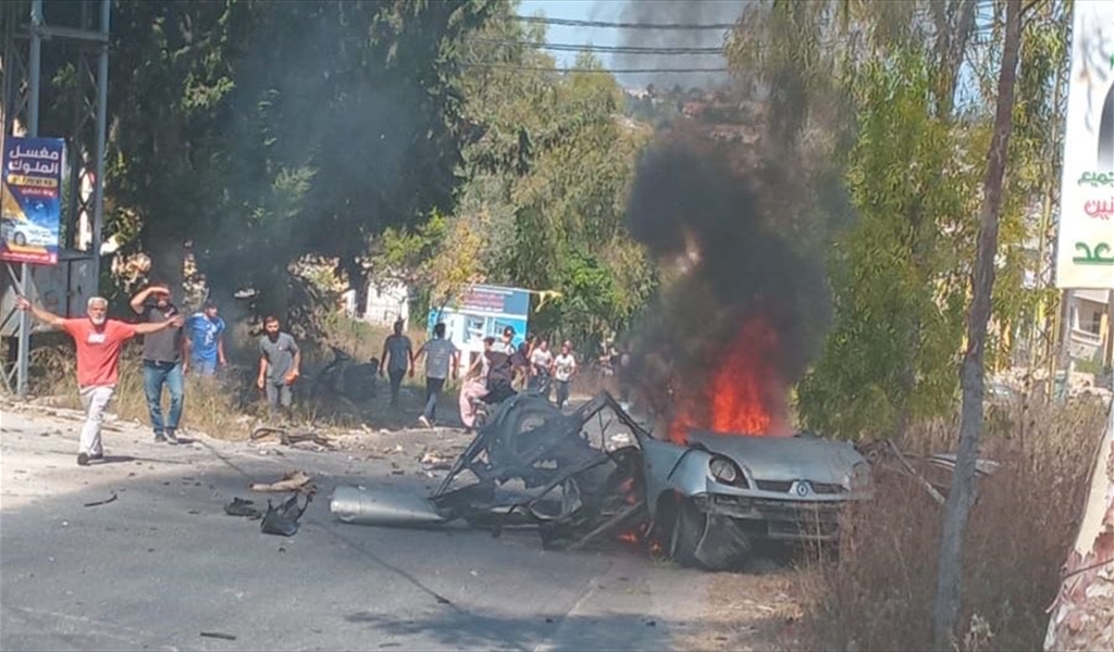 «الرابيد» الذي استهدفته مسيّرة إسرائيلية يحترق في منطقة بين تول والكفور (سامر وهبي)