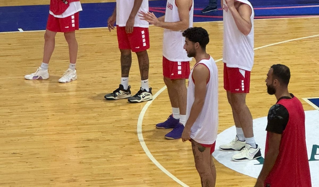 لاعبو المنتخب اللبناني خلال التمارين التحضيرية لكأس آسيا
