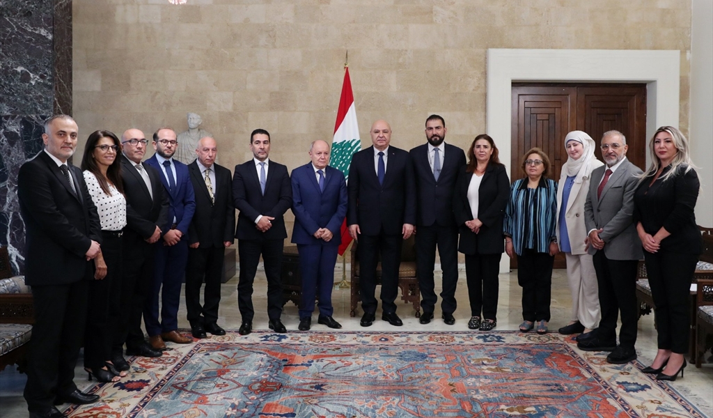 الرئيس عون متوسطاً أعضاء رابطة موظفي الادارة العامة