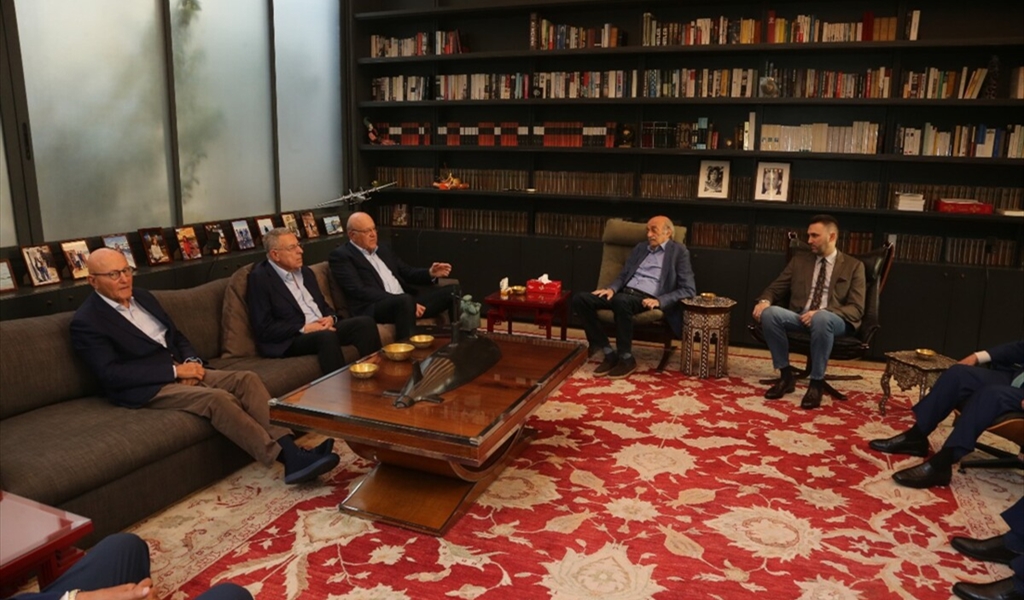 ميقاتي والسنيورة وسلام في كليمنصو للتضامن مع جنبلاط: لرص الصفوف للوقوف في وجه الفتنة