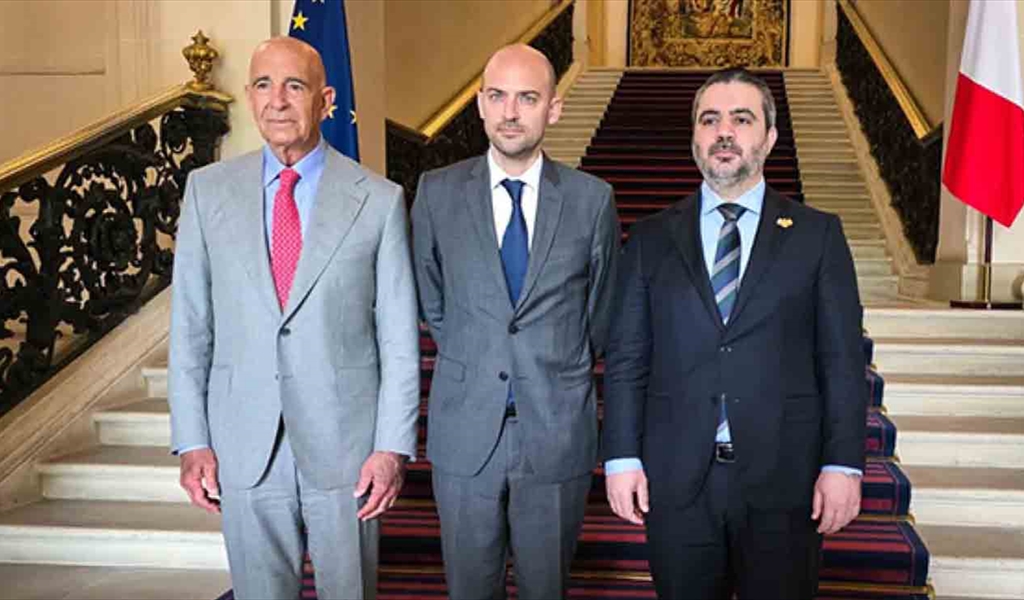 وزير الخارجية السوري أسعد الشيباني مع نظيره الفرنسي جان نويل بارو والمبعوث الأميركي لسوريا توماس باراك في باريس