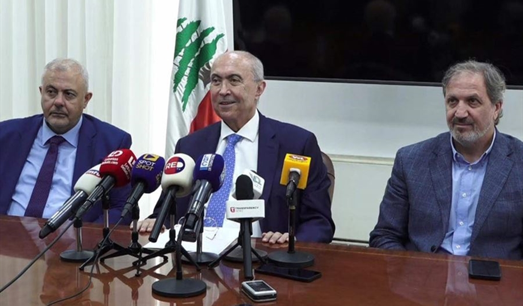 النائب مخزومي خلال مؤتمره الصحافي متوسطاً زيدان وعبود