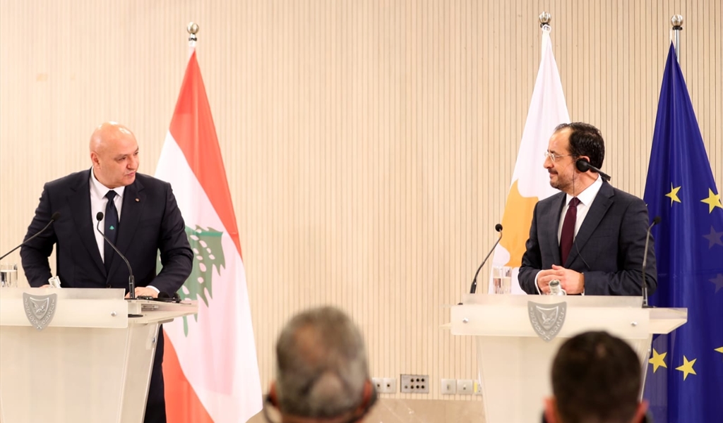 الرئيسان عون ودوليدس خلال المؤتمر الصحفي بعد اختتام المحادثات