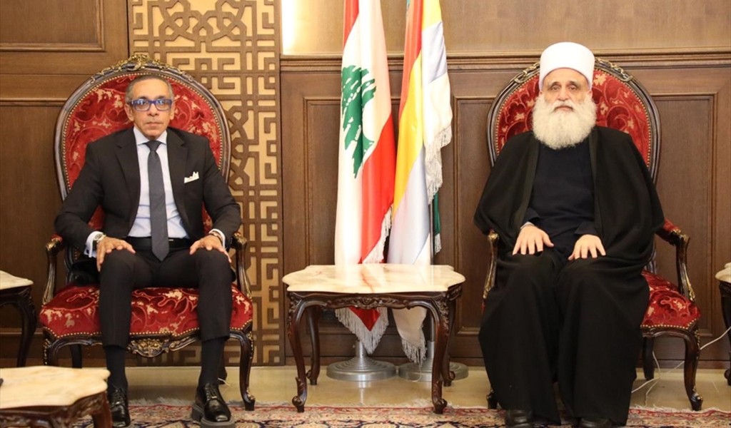 الشيخ أبي المنى مستقبلاً السفير المصري