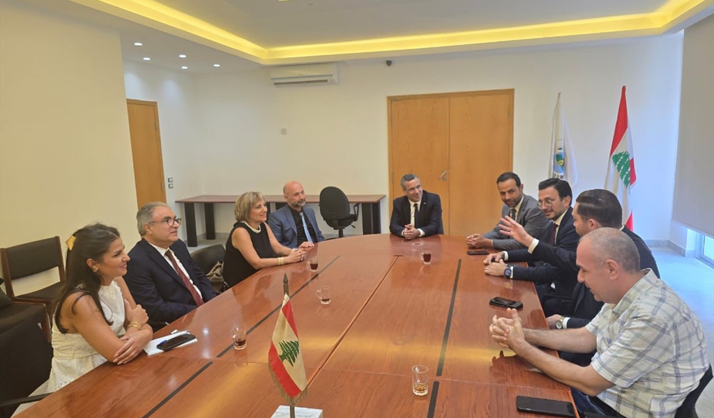 مشاركون في الاجتماع