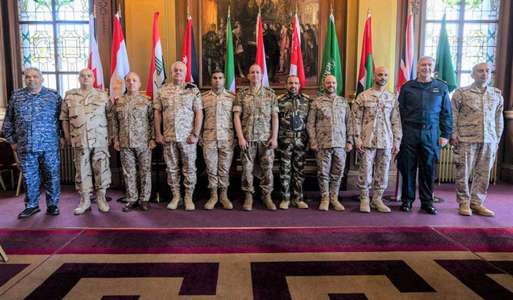 العماد هيكل متوسطاً قادة جيوش منطقة الشرق الأوسط