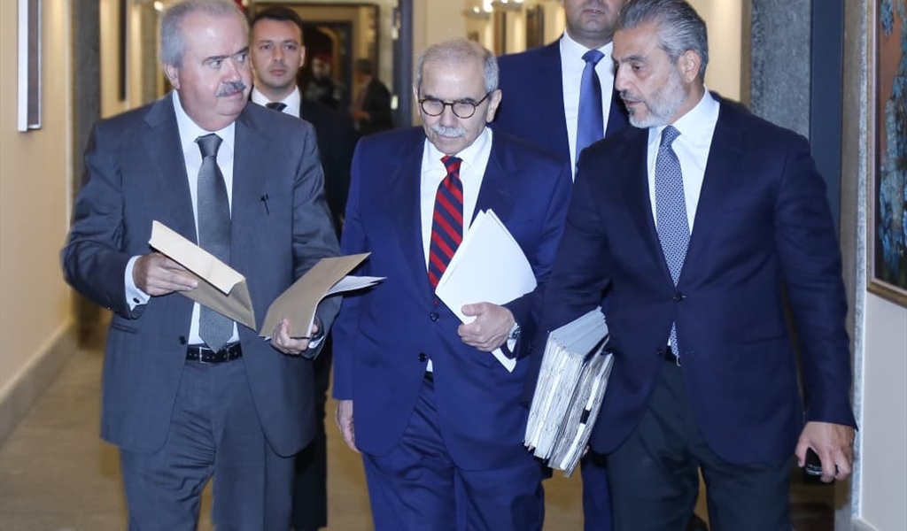 الرئيس سلام يدخل الى جلسة مجلس الوزراء وبدا الوزير جابر والأمين العام محمود مكية (محمود يوسف)