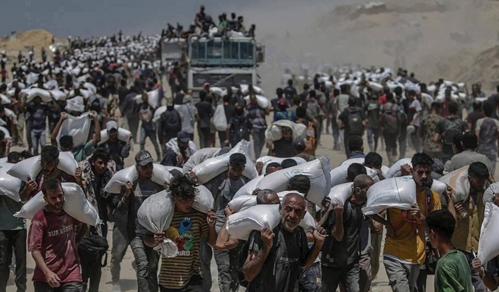 معاناة الفلسطينين في الحصول على بعض المساعدات الغذائية تحت نيران الاحتلال في غزة