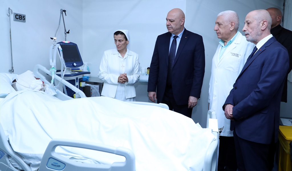 الرئيس عون يطمئن إلى وضع العسكري الجريح علي زين في الجعيتاوي (محمود يوسف)